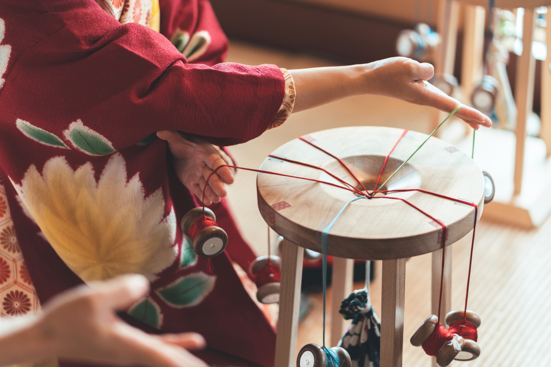 丸台を使った組みひも体験の手元